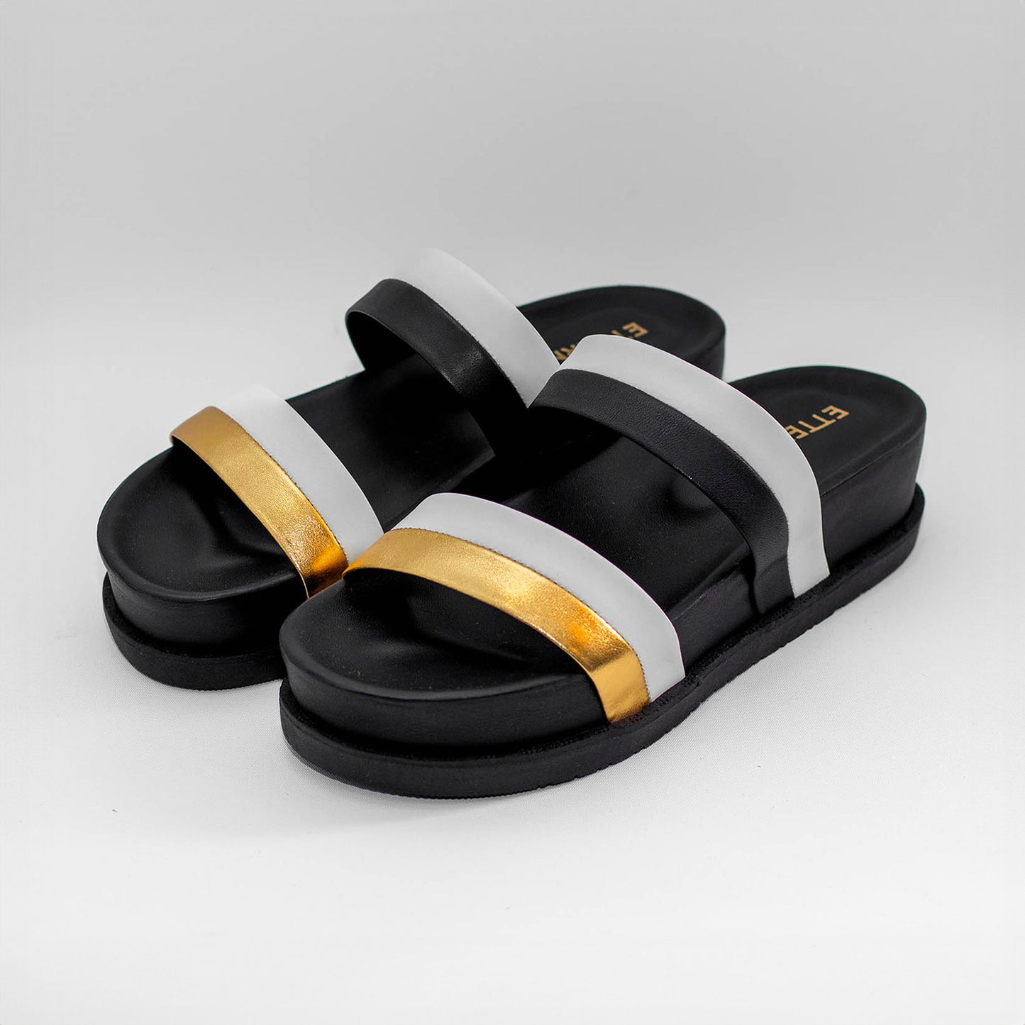Sandalias Tricolor Aldana de color Dorado, Negro y Blanco