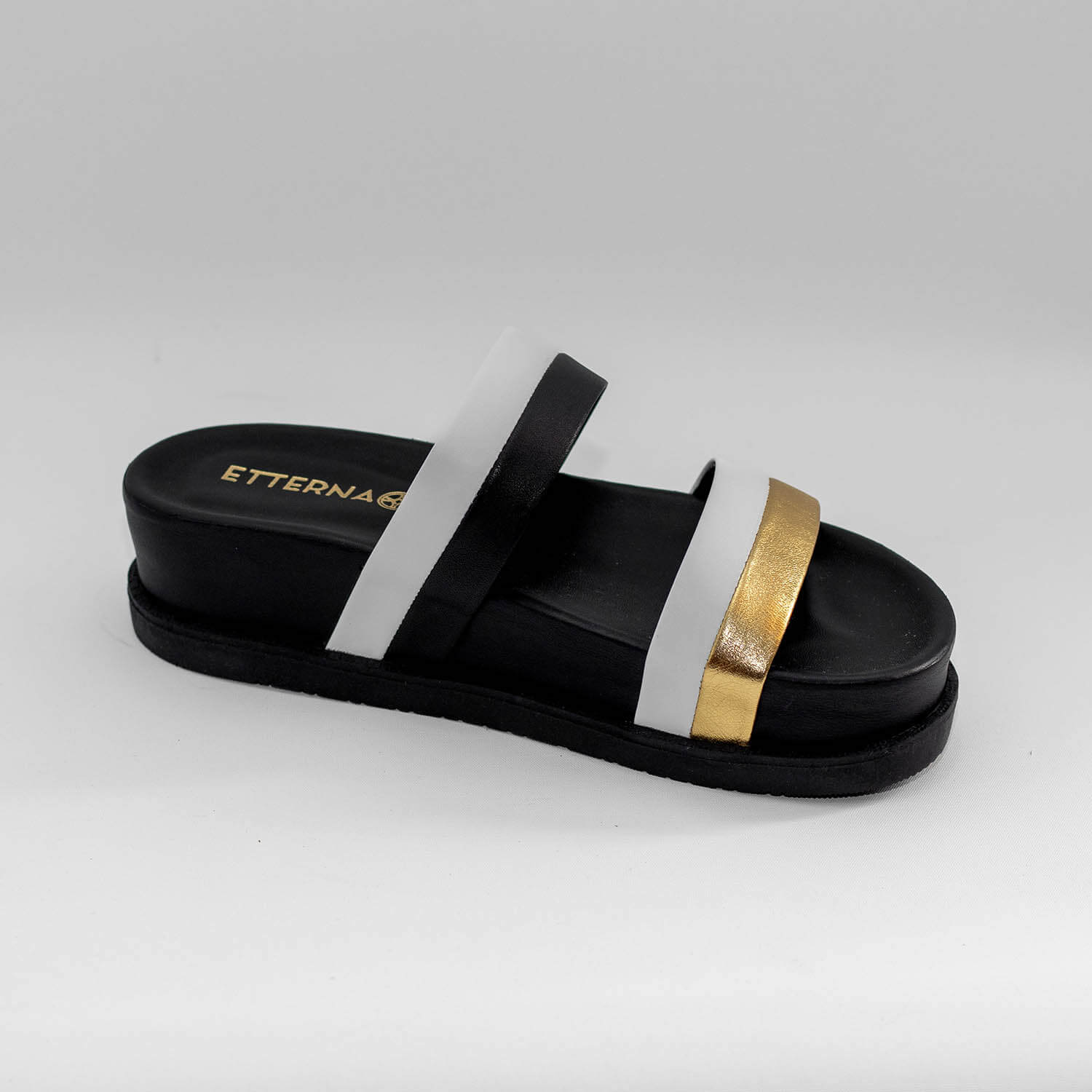 Sandalias Tricolor Aldana de color Dorado, Negro y Blanco