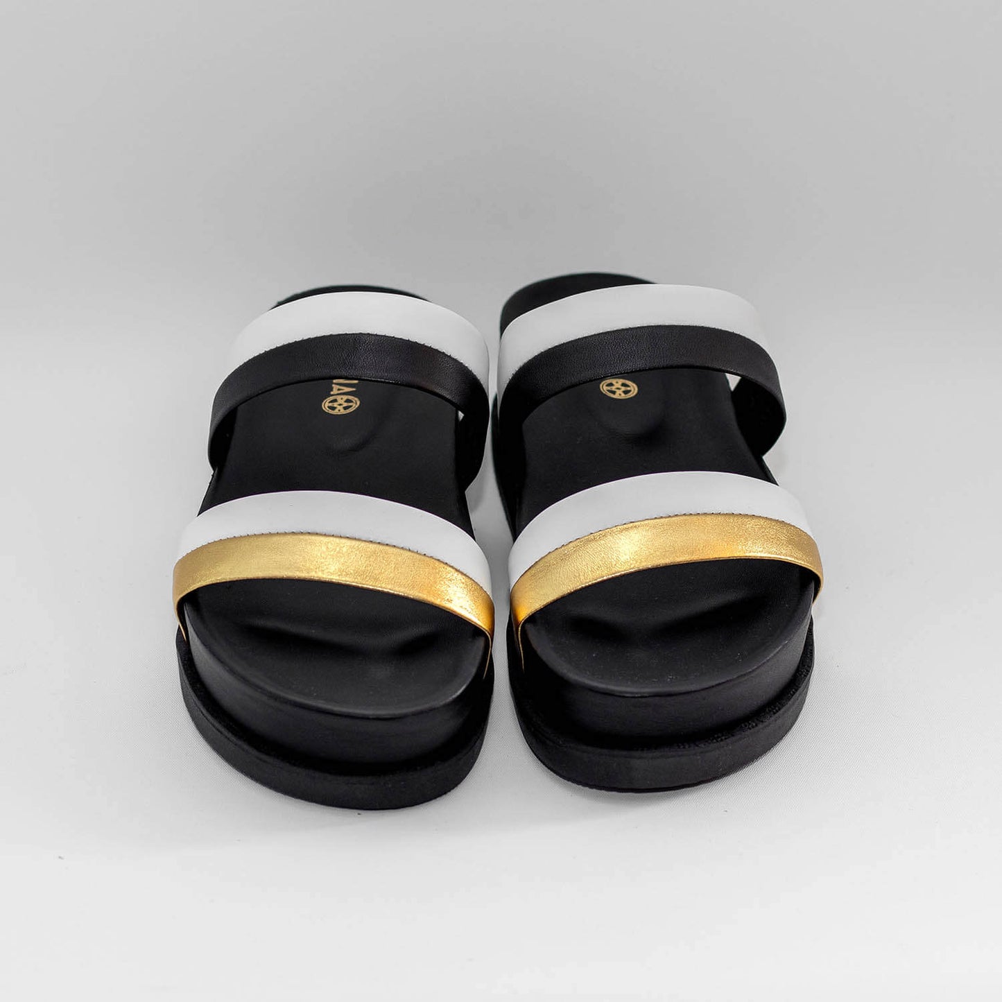 Sandalias Tricolor Aldana de color Dorado, Negro y Blanco
