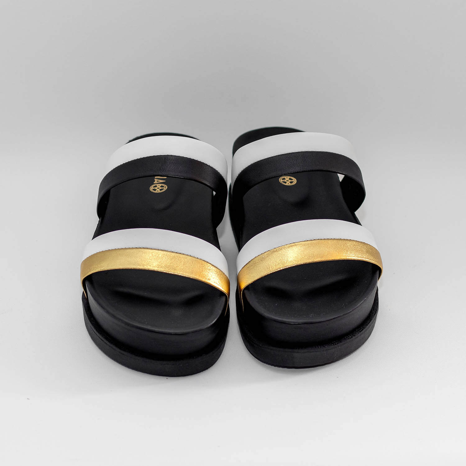 Sandalias Tricolor Aldana de color Dorado, Negro y Blanco