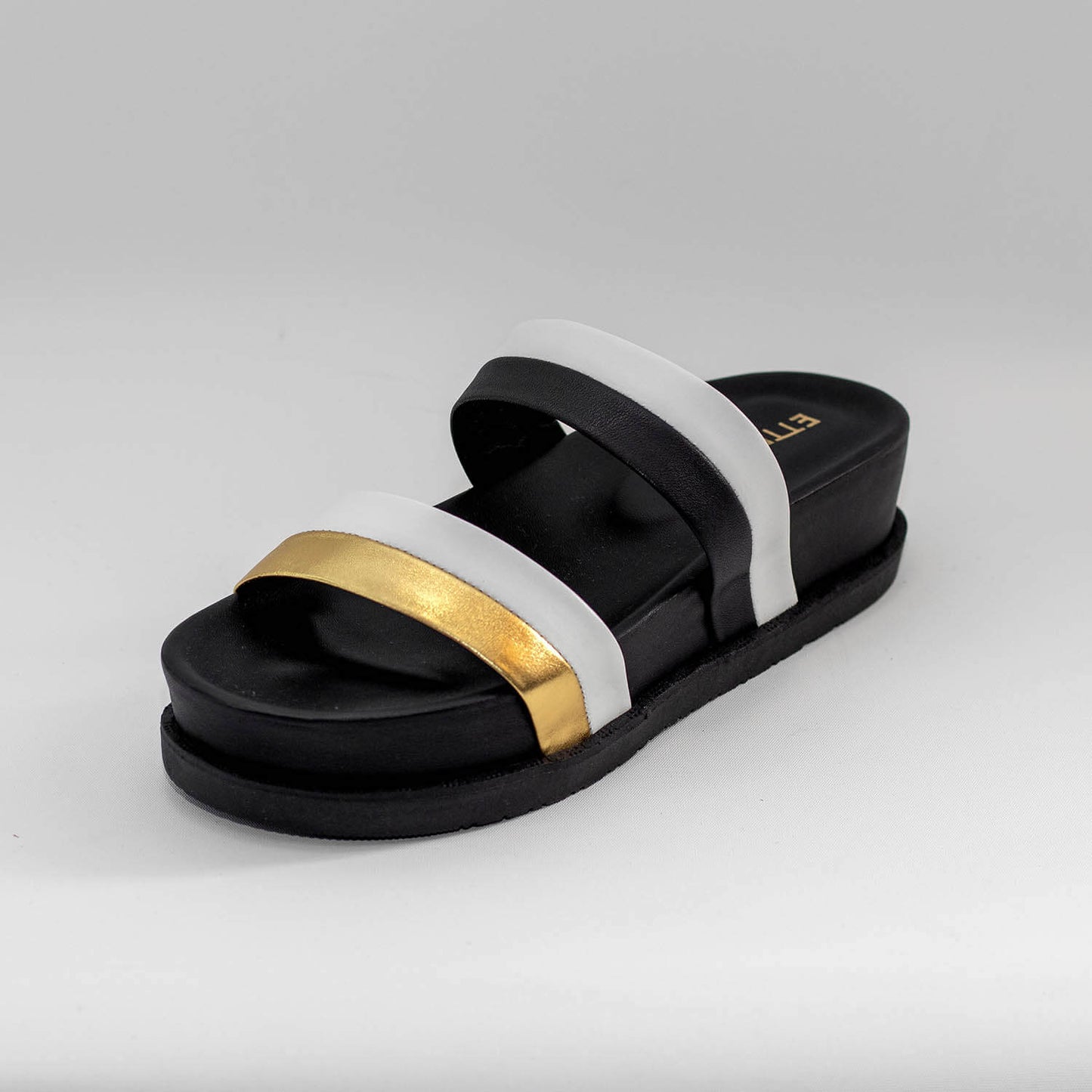 Sandalias Tricolor Aldana de color Dorado, Negro y Blanco