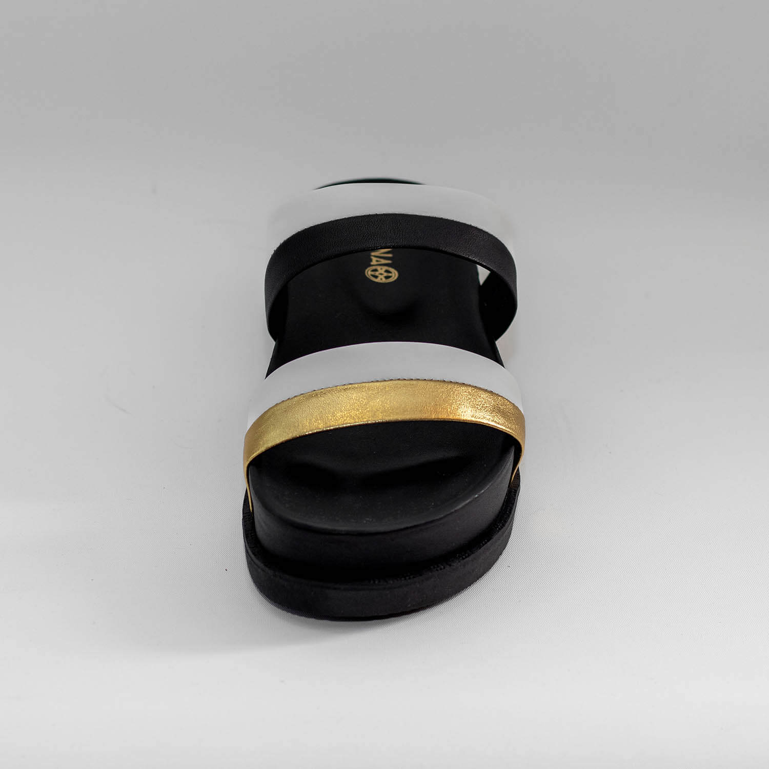 Sandalias Tricolor Aldana de color Dorado, Negro y Blanco