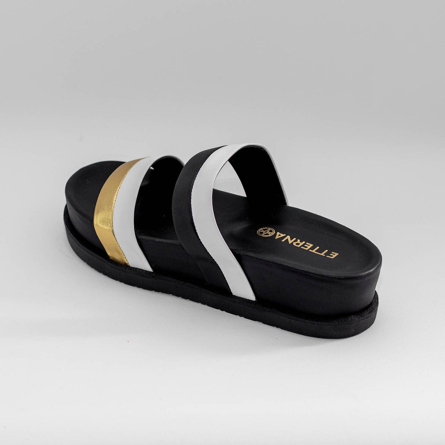 Sandalias Tricolor Aldana de color Dorado, Negro y Blanco