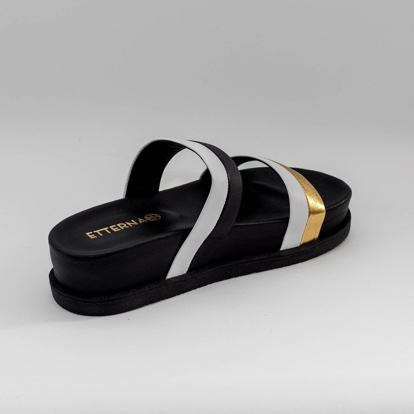 Sandalias Tricolor Aldana de color Dorado, Negro y Blanco