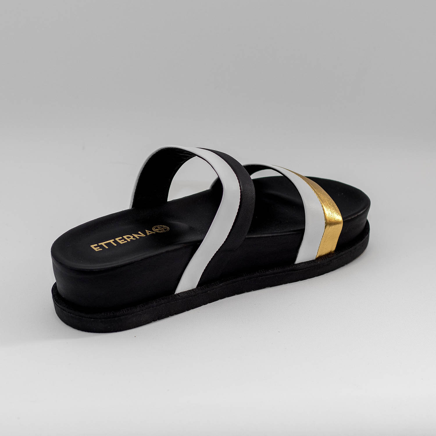 Sandalias Tricolor Aldana de color Dorado, Negro y Blanco