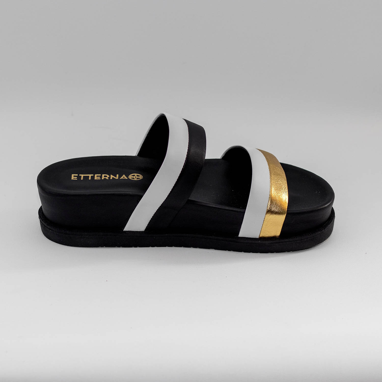 Sandalias Tricolor Aldana de color Dorado, Negro y Blanco