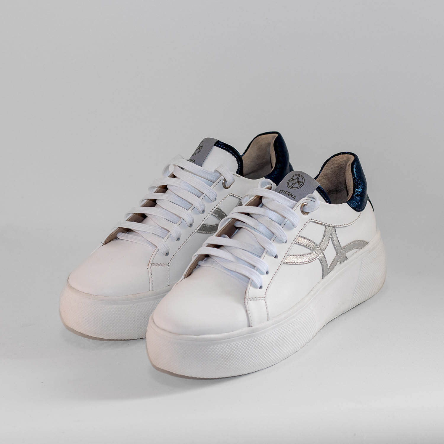 Zapatilla Belén en color Blanco con Azul