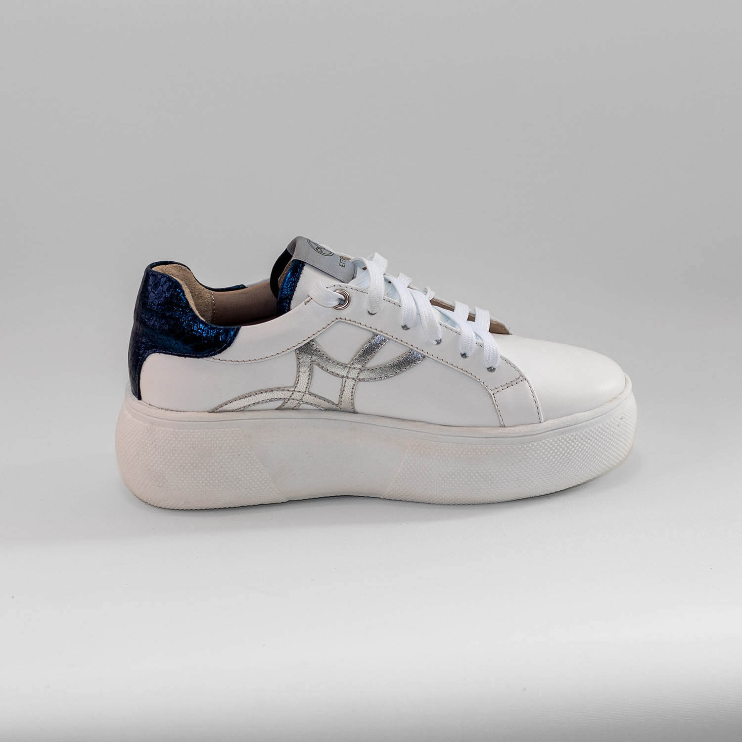 Zapatilla Belén en color Blanco con Azul